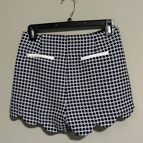 TUCKERNUCK ENGLISH FACTORY Navy Blue White Scalloped Hem Short Sz S - Picture 4 of 10